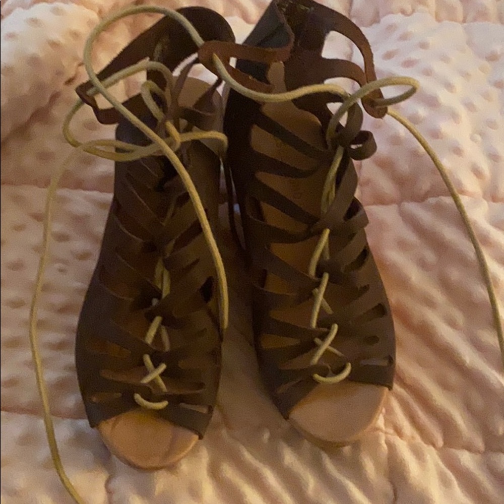 Wooden wedged heels